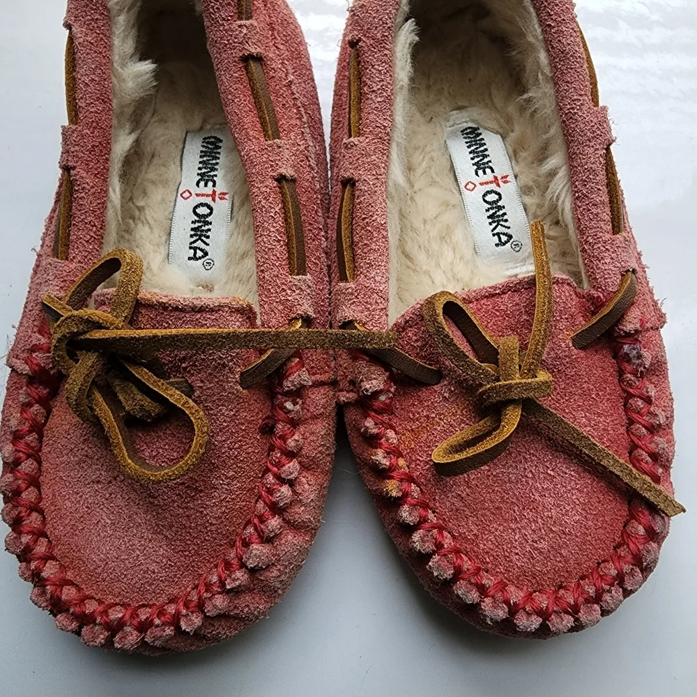 Toddler girls size 8 Minnetonka pink suede moccasins